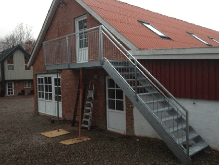 Mogens Danmark har produceret og monteret trapper og gangbroer.